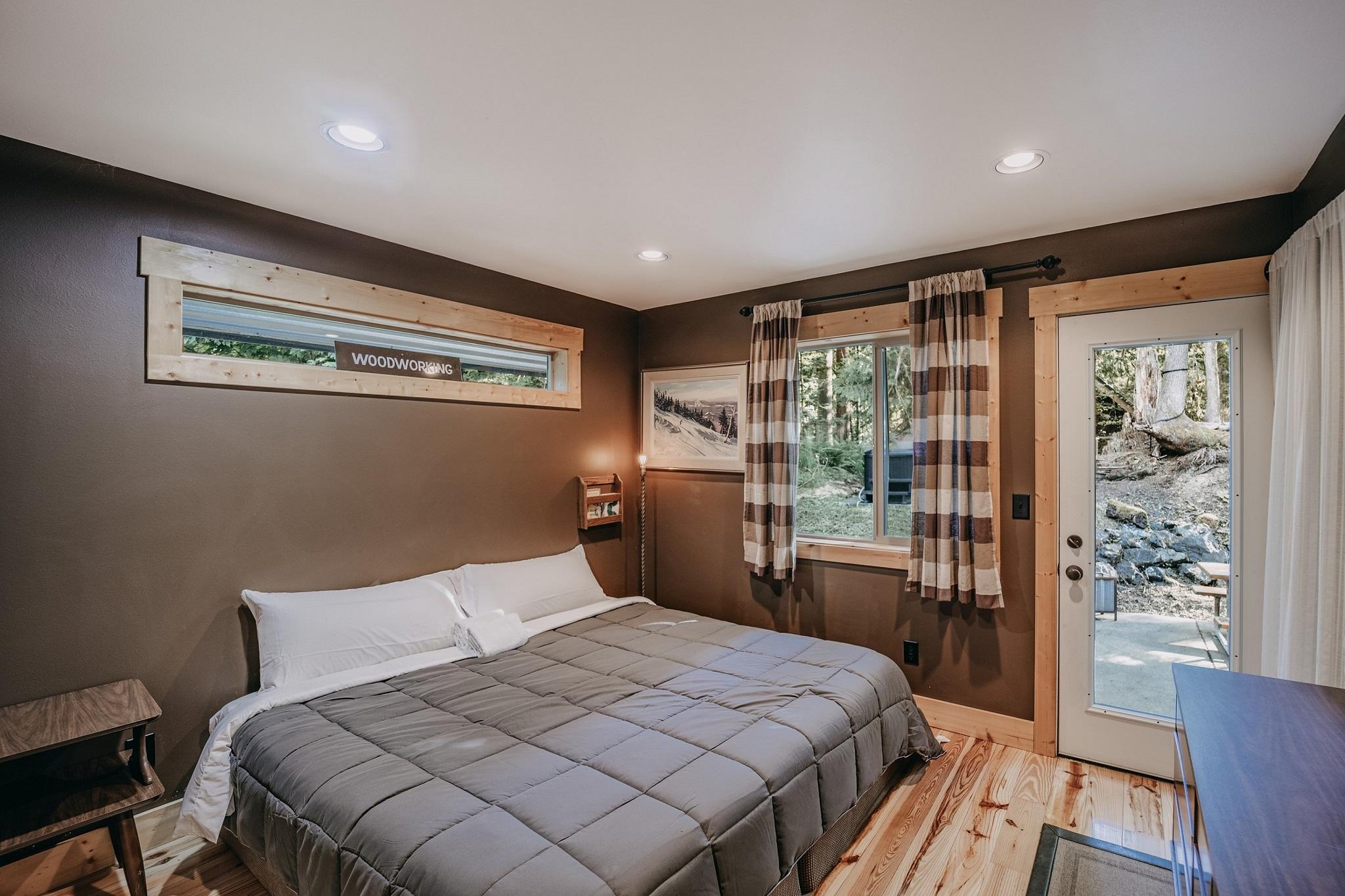 Apartment Mt  Baker Lodging Cabin  79MBR - PET FRIENDLY  WIFI  HOT TUB  SLEEPS 8  photo 31827098